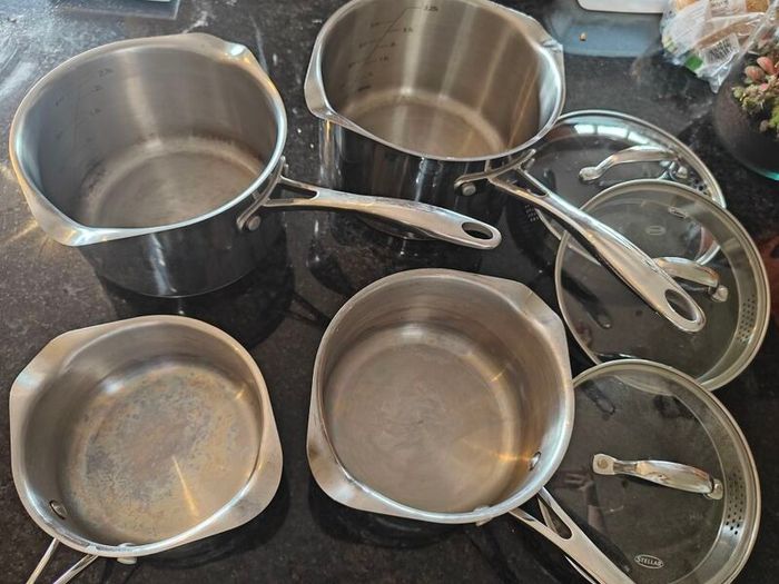 Pots/Saucepans x4