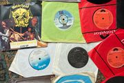 Large selection of Rock singles as per pictures. All in vg+ condition. 5 euros each or 5 for 20 euros