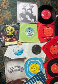 Large selection of Rock singles as per pictures. All in vg+ condition. 5 euros each or 5 for 20 euros