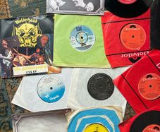 Large selection of Rock singles as per pictures. All in vg+ condition. 5 euros each or 5 for 20 euros