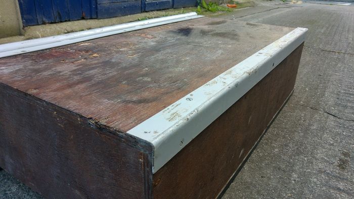 Skateboard/Rollerblade/Scooter grind box with flat edge and round bar
