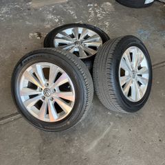 Genuine vw golf 16" alloy wheels with like new tires.