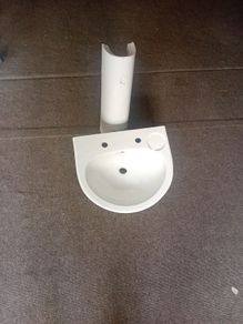 2 sinks with pedestals brand new