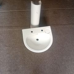 2 sinks with pedestals brand new