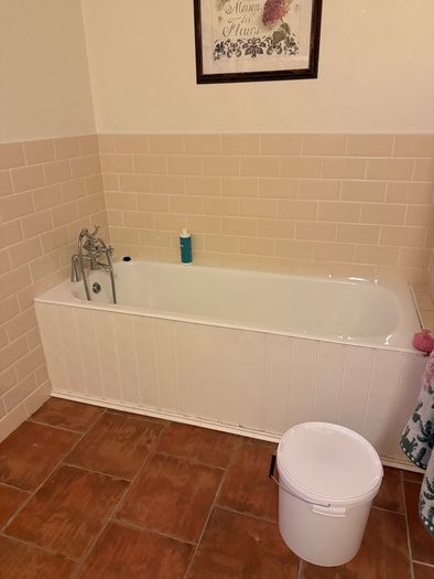 Cast iron bath (mixer not included)