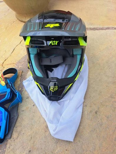 Fox V1 MIPS motorcross helmet