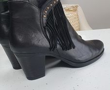 Jose Saenz black leather ankle boots with fringe and stud details - Sz 41 (Fit 7.5-8UK) - Bnwt Rrp 109