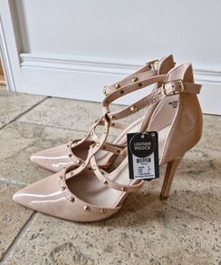 Nude shoe with gold detail