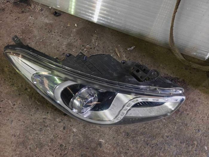 Hyundai i40 drivers headlight
