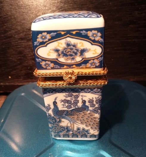 Yiwei Porcelain  Trinket Holder.