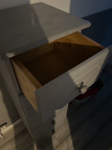chest of drawers