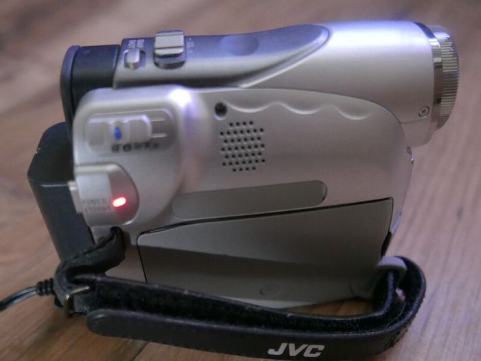 JVC GR-D247EK Handheld MiniDV Camcorder with charger Tested