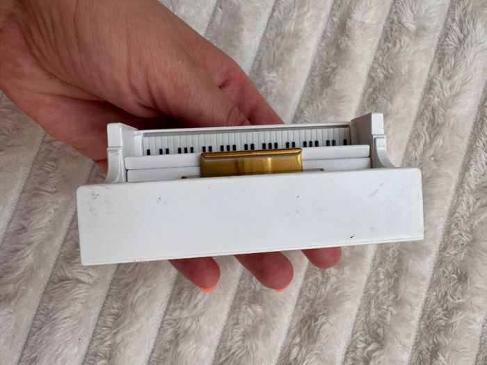 Sylvanian Families Piano Epoch Used Damaged Approx. 7 cm. Used Damaged Please see photos