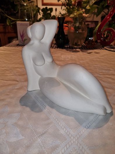 Female figurine made of white stone - Artistorika Made in Malta