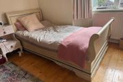 Sleigh bed