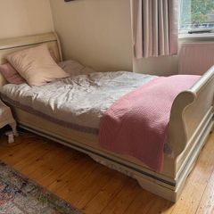Sleigh bed