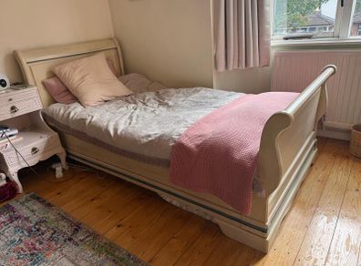 Sleigh bed