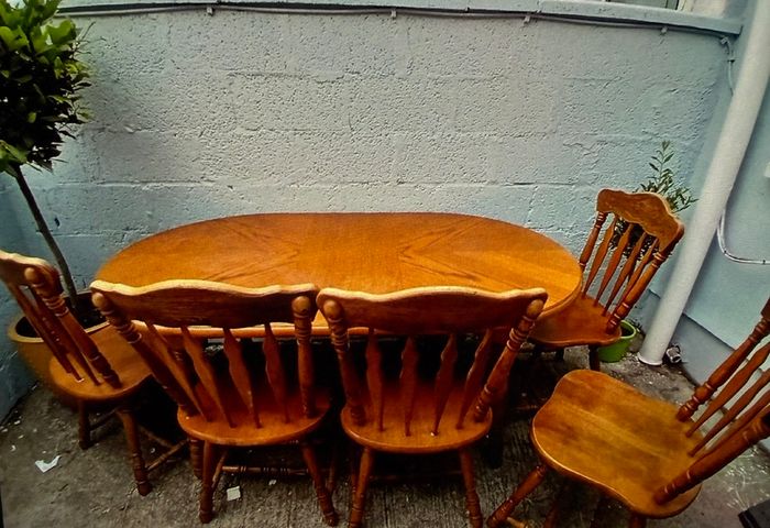 Solid Oak Dining Table & 6 Matching Chairs. Timeless Farmhouse Style