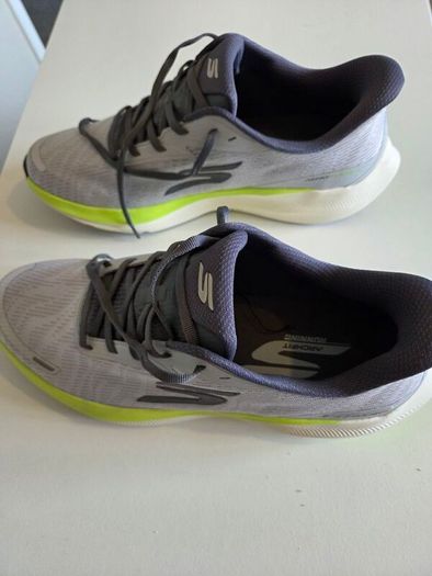 sketchers running shoes
