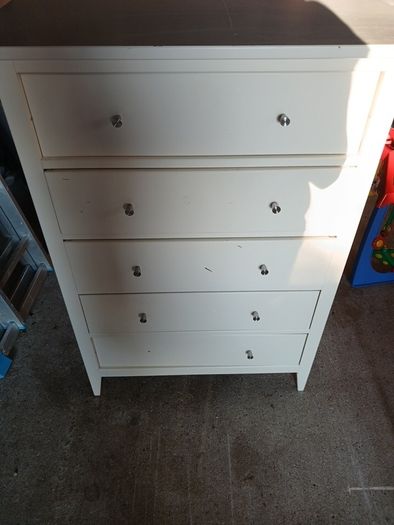 chest of drawers