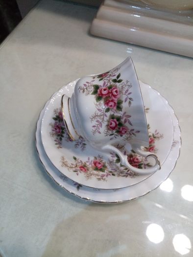 Tea Trio / Set Royal Albert Lavender Rose  Bone China