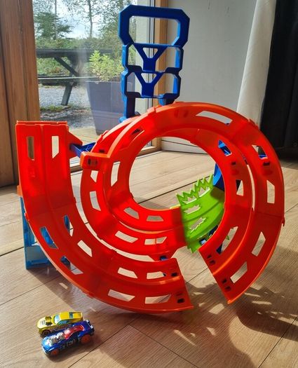 Hot Wheels Circuit Looping Whip Around Raceway Track 2 Diecast Cars