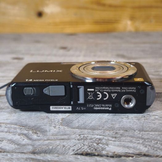 Panasonic Lumix DMC-FS11 14MP Digital Camera  w/ Charger Tested Fully Works