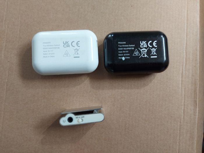 Few smal electronic gadgets, working great, MP3 player and 2 wireless earphones with chargers