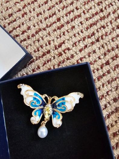 Brand New real pearl brooch