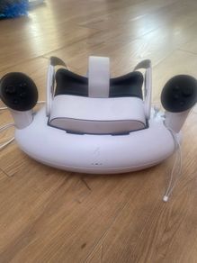 Meta quest 3s 128gb VR headset and charging dock x2