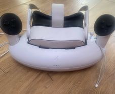 Meta quest 3s 128gb VR headset and charging dock x2