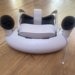 Meta quest 3s 128gb VR headset and charging dock x2