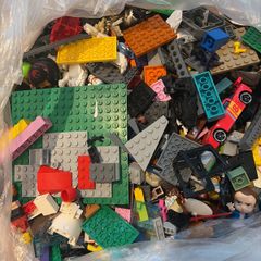 (Selling Lego to try get new parts of my bike because my bike is broken i would accept a good price and it's 8.7kg worth of lego(ot has stuff like ninjago Star Wars and other types)