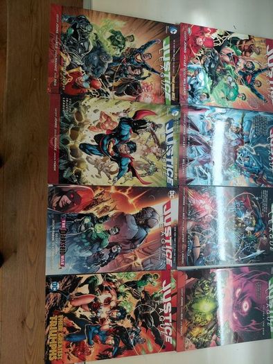 Justice League 8 volumes