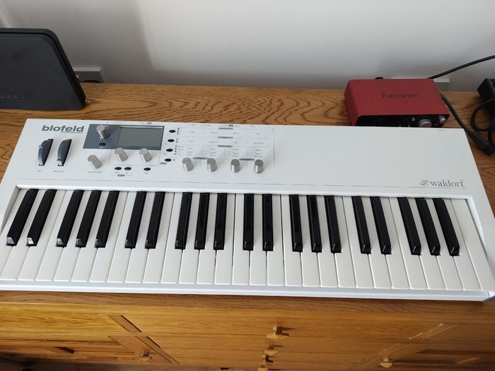Waldorf Blofeld Keyboard (White) with carry bag