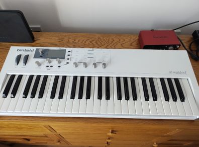 Waldorf Blofeld Keyboard (White) with carry bag