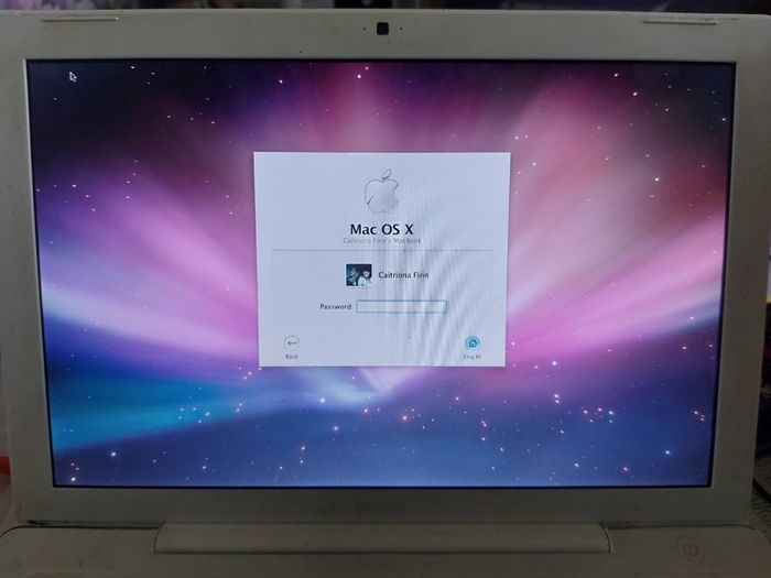 Another vinyage Apple MacBook, has an account, no Battery or charger, no 4 key missing, in very good condition otherwise