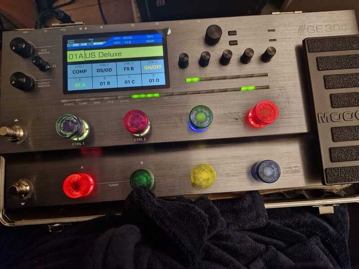Mooer GE 300 Amp Modeling - (As new) I Multi Effects Guitar Pedal (Amp Simulations / Distortion / Overdrive / Delay / Chorus / Flanger / Octaver and more!