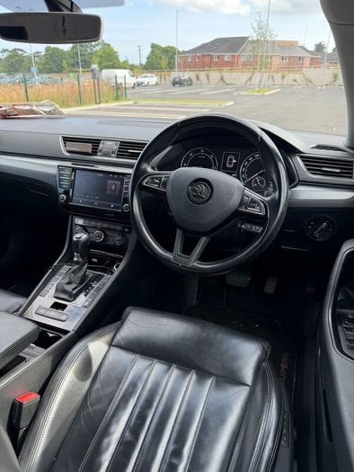 Skoda Superb black edition