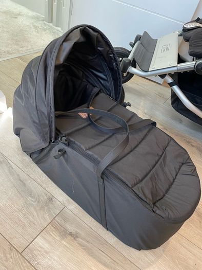 Mountain buggy duet with newborn carry cot and buggy board, complete set for 3 children