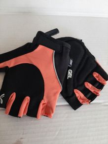 New cycling gloves with tag