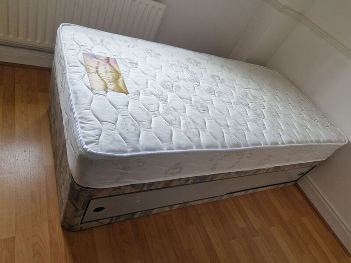 Single bed (new mattress)