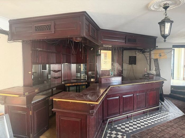 Bar and ice machine