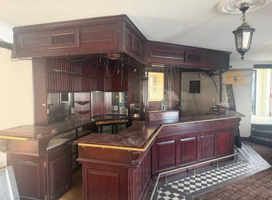 Bar and ice machine