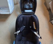 Maxi Cosi Cabriofix Carseat with Isofix base