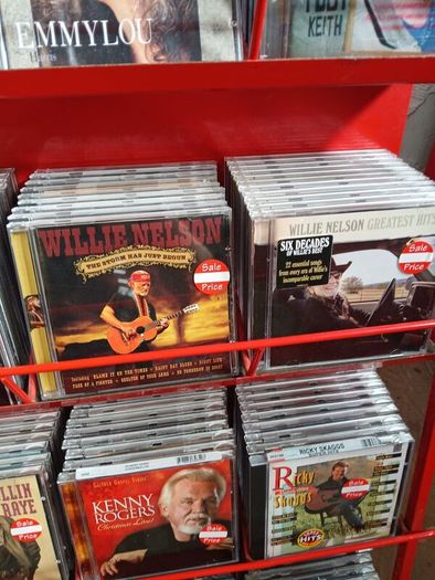 American Country music CD's (OVER 450 CDs)
