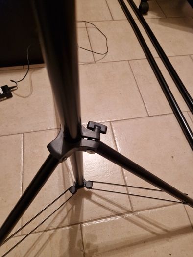 NEEWER, 2 Photography Tripods and feet and also 5ft circular Silver Light enhancer all in new condition and in lovely cases