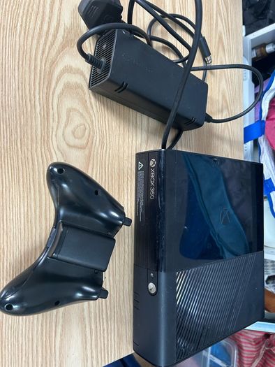 xbox 360 500gb with a controller