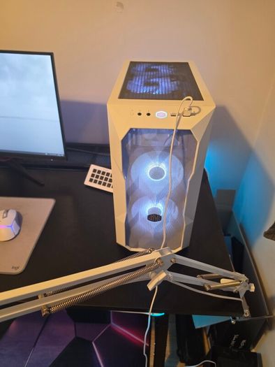 High End White build Gaming PC / streaming set up