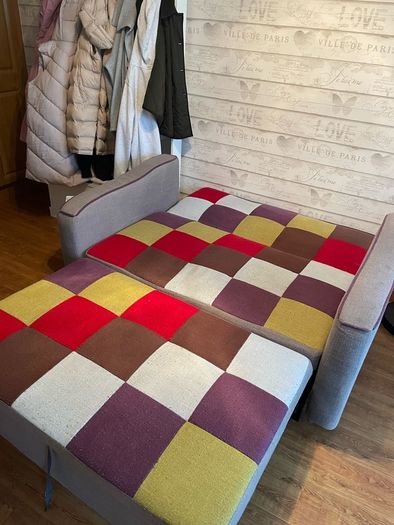 Couch- Pull out bed